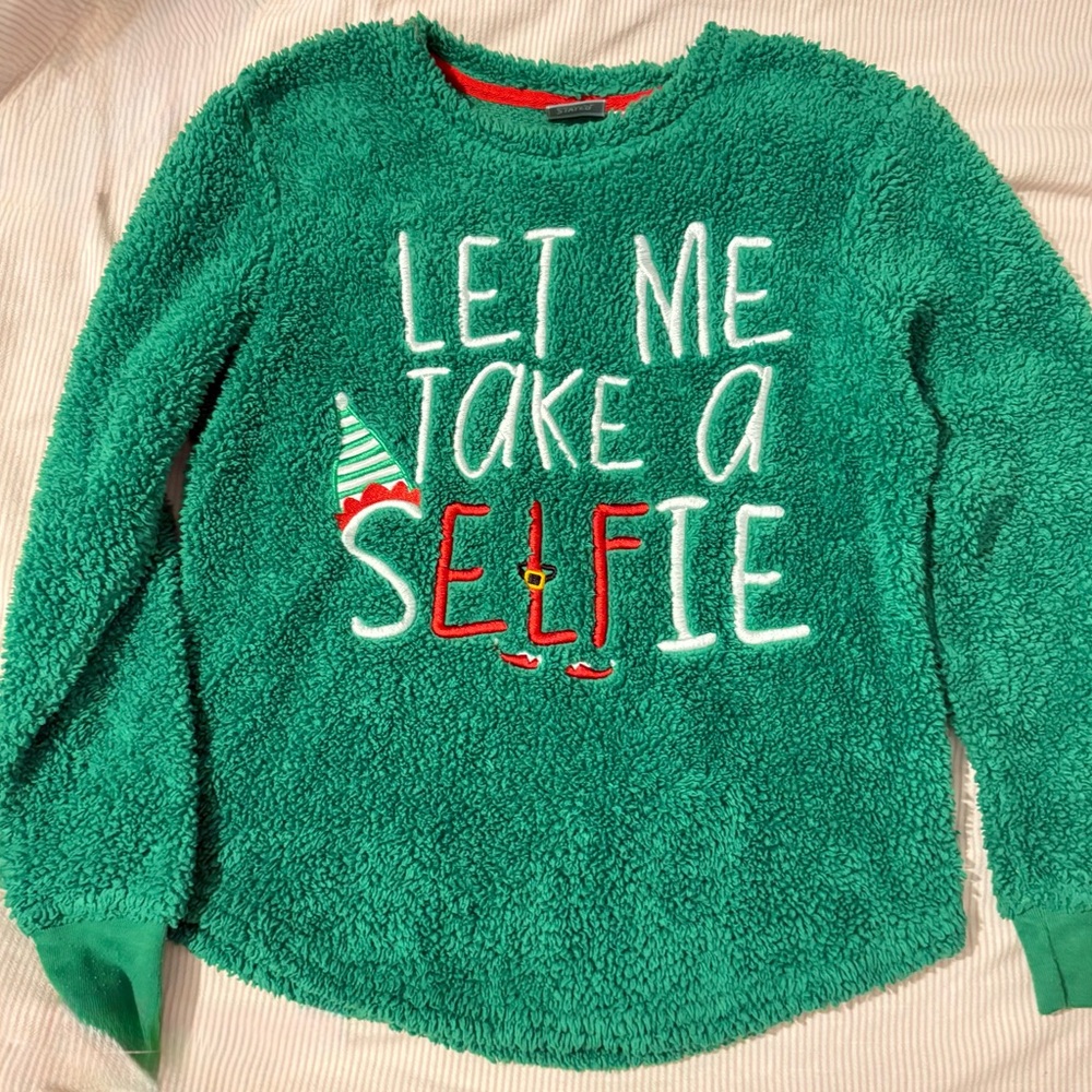 Green Woman Fuzzy Holiday Sweater🎄
Small